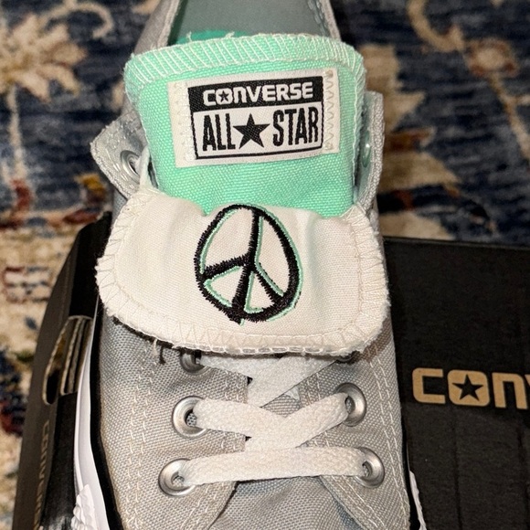 💥Converse Chuck Taylor Women’s Gray All Star Sneakers Shoes PEACE OUT ✌️ - Picture 4 of 15